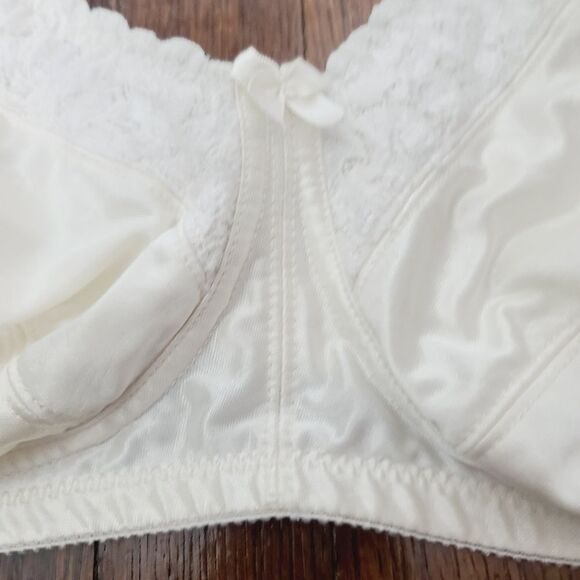 Vintage Ivory Lace Trim Satin Bra - Picture 2 of 14